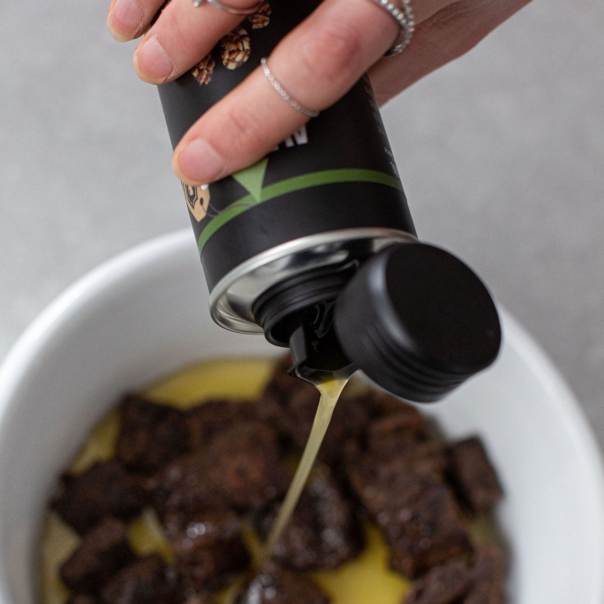 Öl fließt aus Flasche über Hundefutter - Ergänzungsfutter für gesunde Ernährung