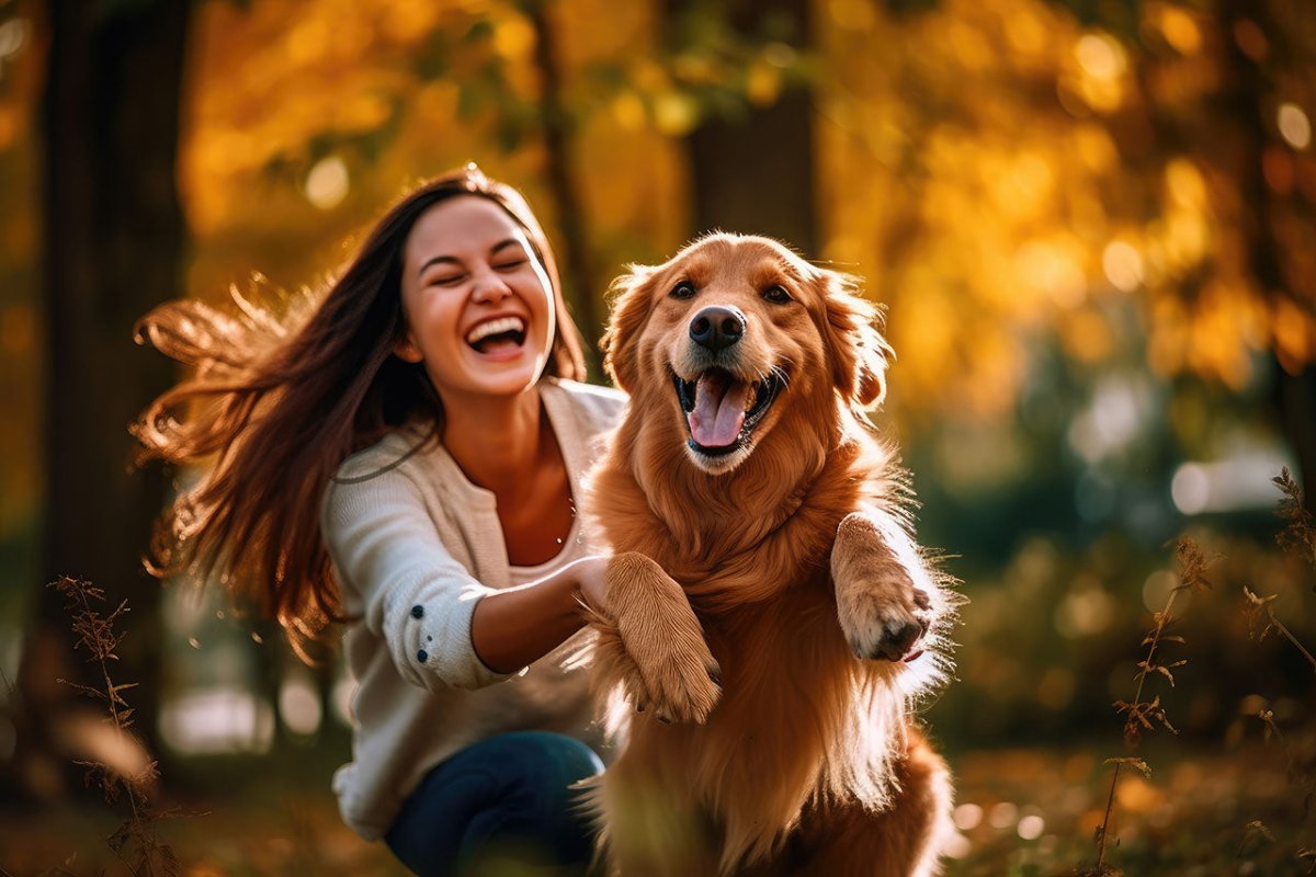 Frau mit glücklichem Labrador – Ausflug mit Hund zum Strand, Wandern oder Camping