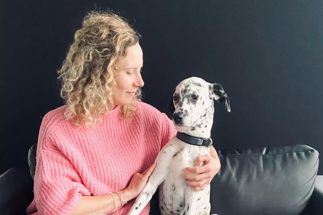 Frau mit Hund sitzen zusammen. Franzi und Linda im Interview: Arthrose nach Kreuzband-Op