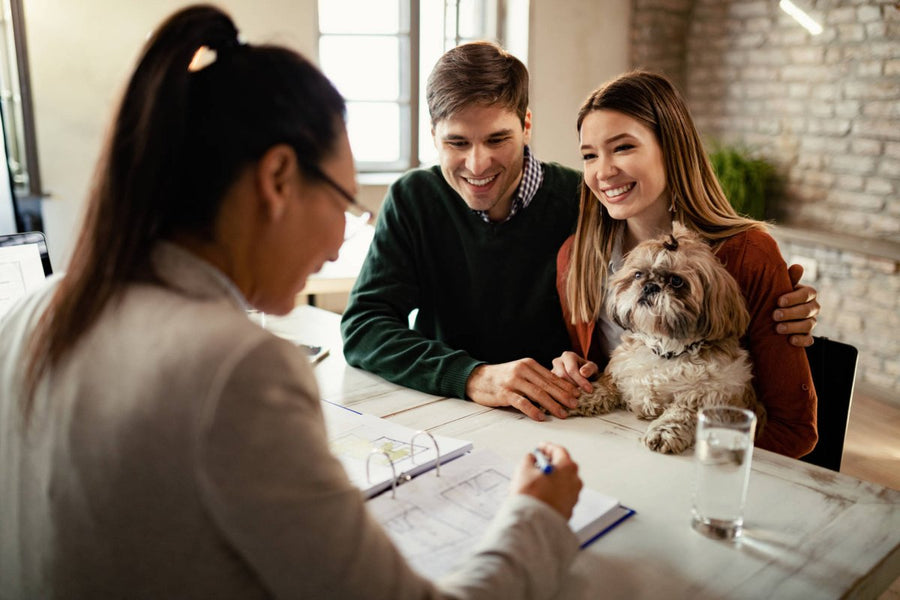 Hundebesitzer mit Hund am Tisch - Hundehaftpflicht: warum du als Hundebesitzer nicht darauf verzichten solltest