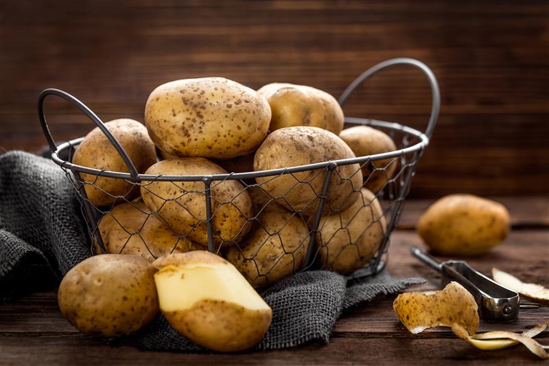 Haufen von Kartoffeln: Ernährung beim Hund - erlaubt oder gefährlich?
