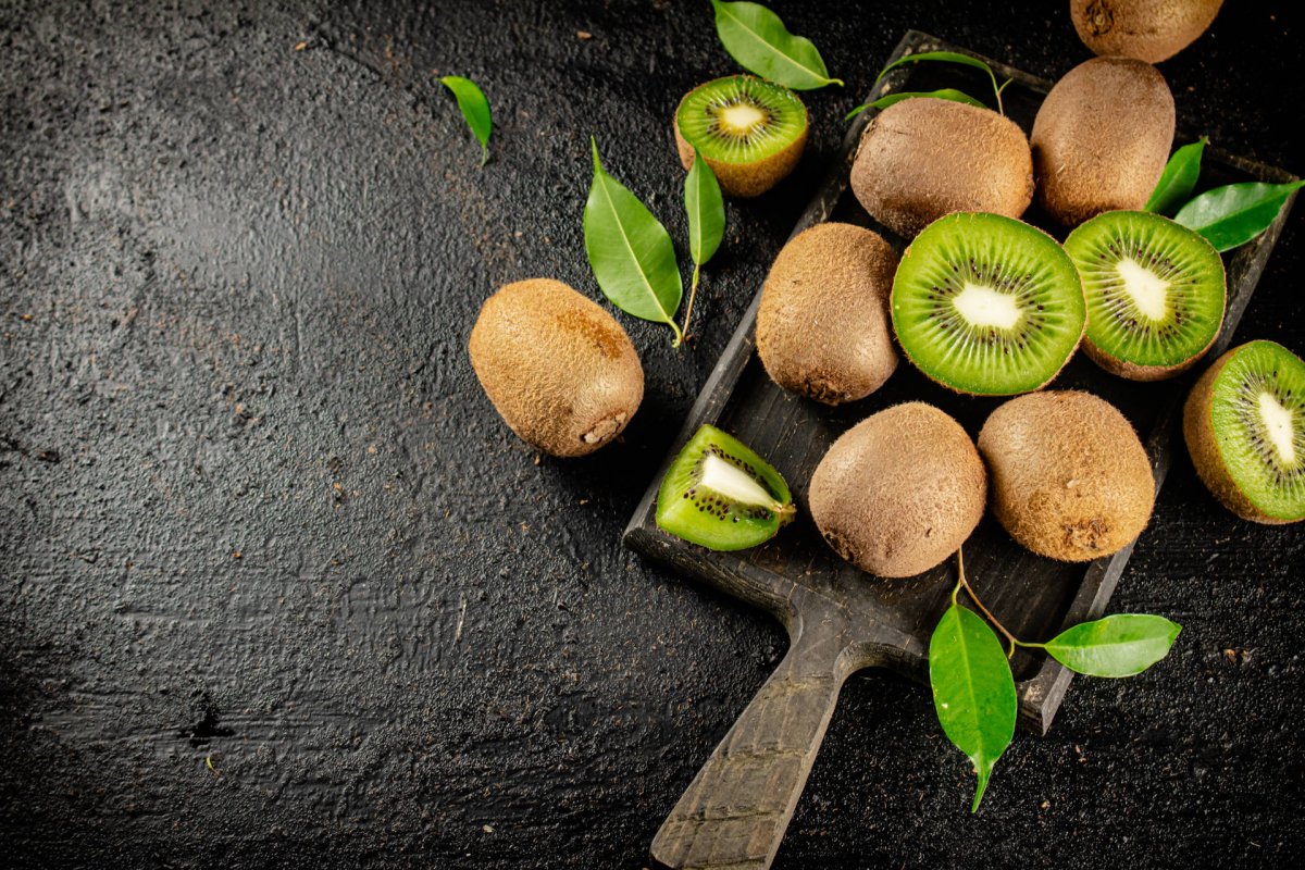 Kiwi auf schwarzem Brett: Gesunder Snack für Hunde oder besser verzichten?
